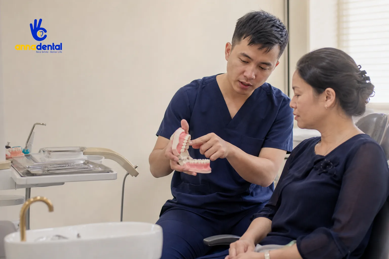 Bác sĩ nha khoa tư vấn cho bệnh nhân nữ về răng sứ
