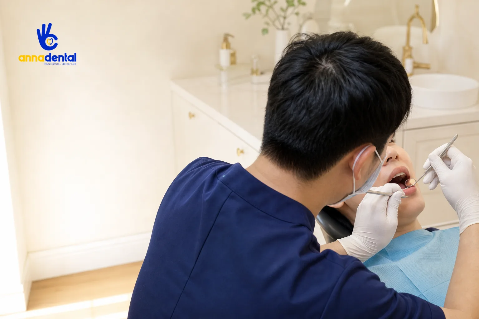 Bác sĩ đang khám và kiểm tra chỉ định bọc răng sứ không mài cho bệnh nhân
