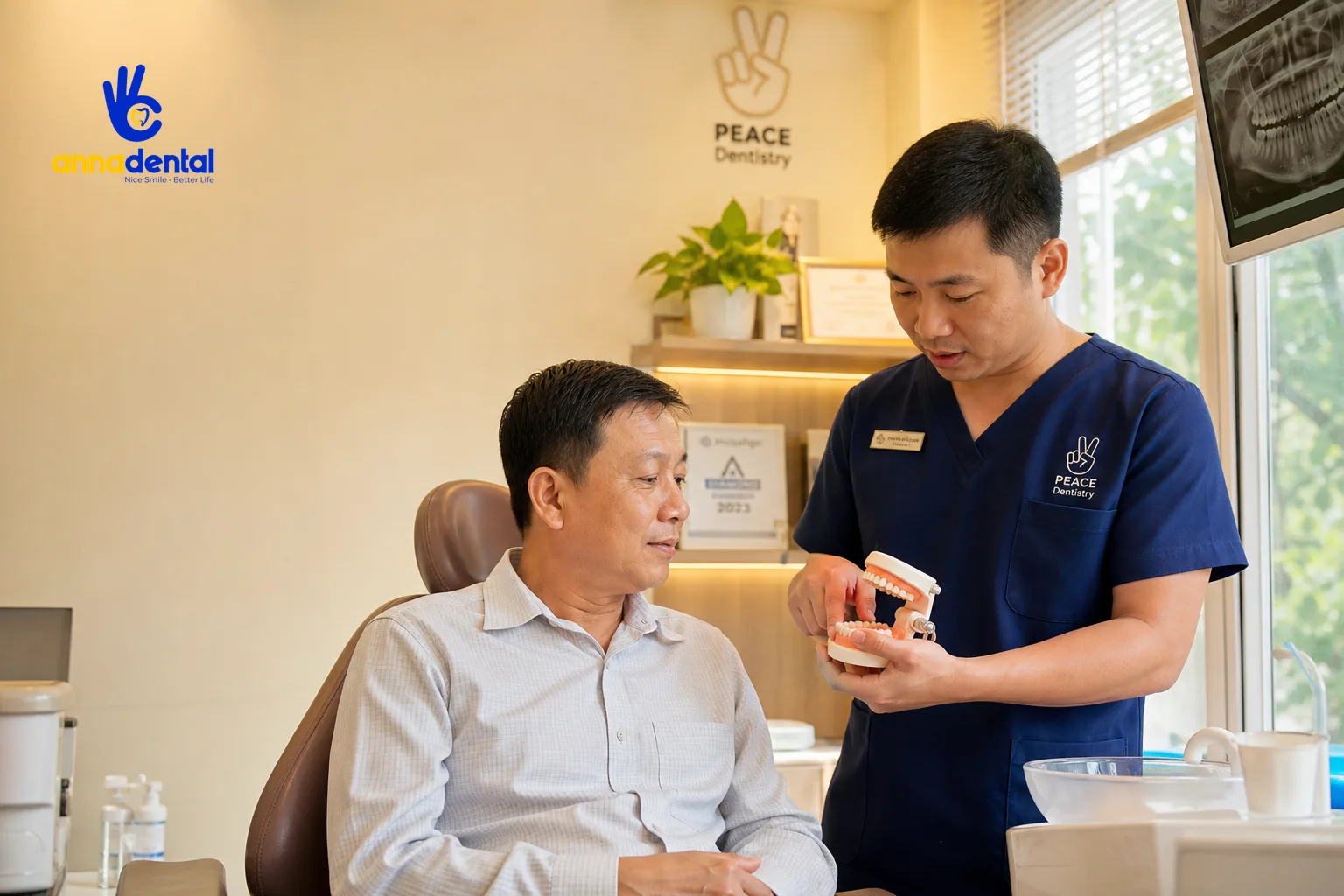 Bác sĩ tư vấn ưu nhược điểm cầu răng sứ cho bệnh nhân tại phòng khám