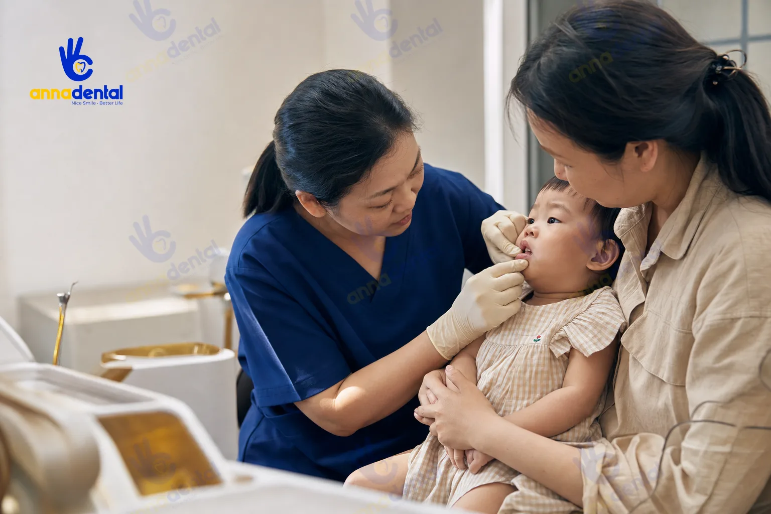 Bác sĩ nha kiểm tra miệng bé để đánh giá thời điểm mọc răng