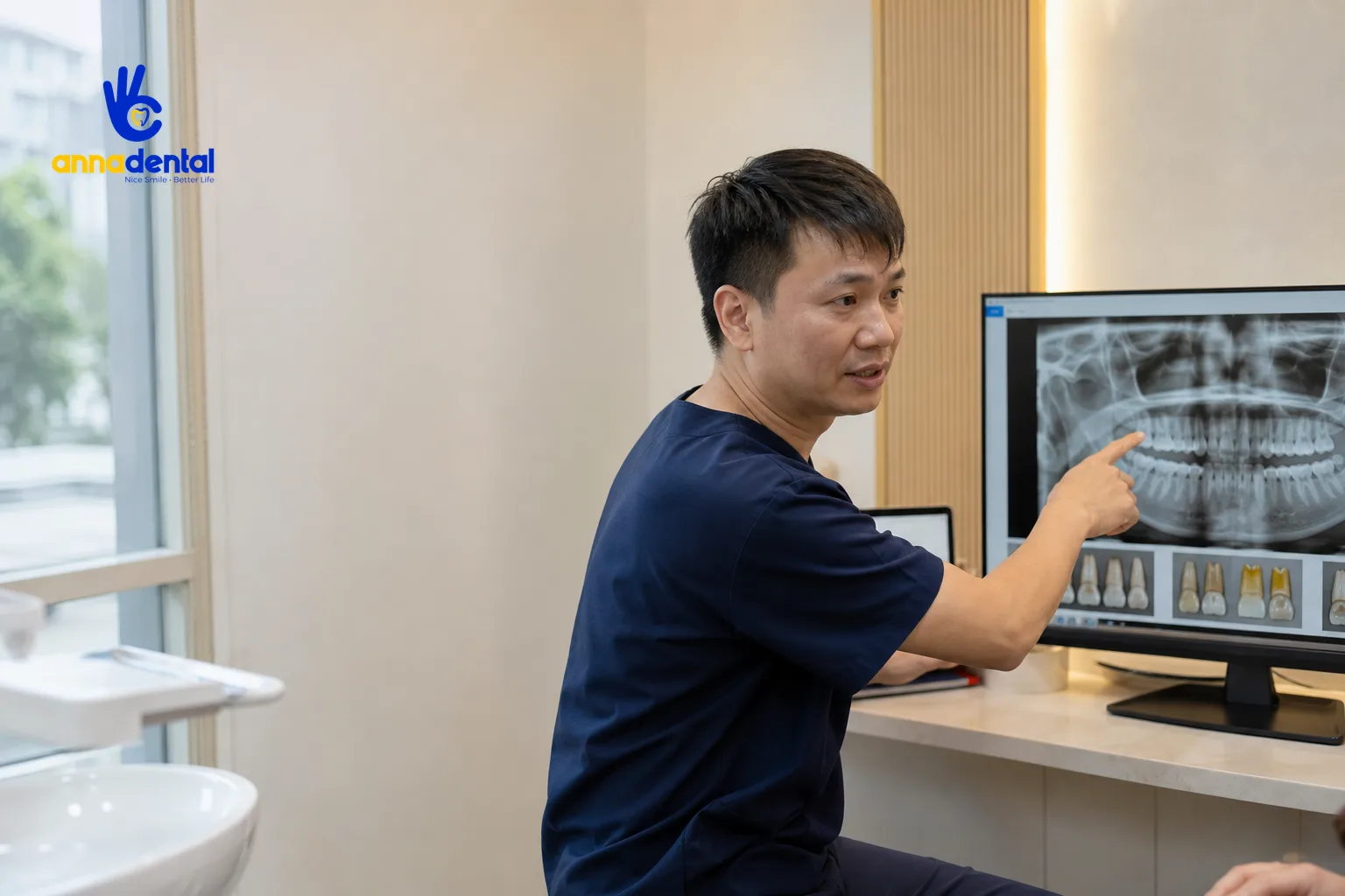 Bác sĩ nha khoa tư vấn phân loại mức độ răng khấp khểnh trên màn hình
