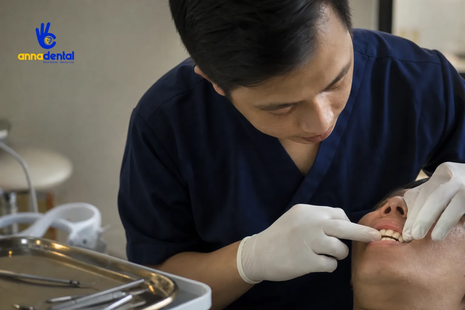 Bác sĩ kiểm tra răng cửa lệch nhẹ và răng thưa cho bọc răng sứ cho răng khấp khểnh