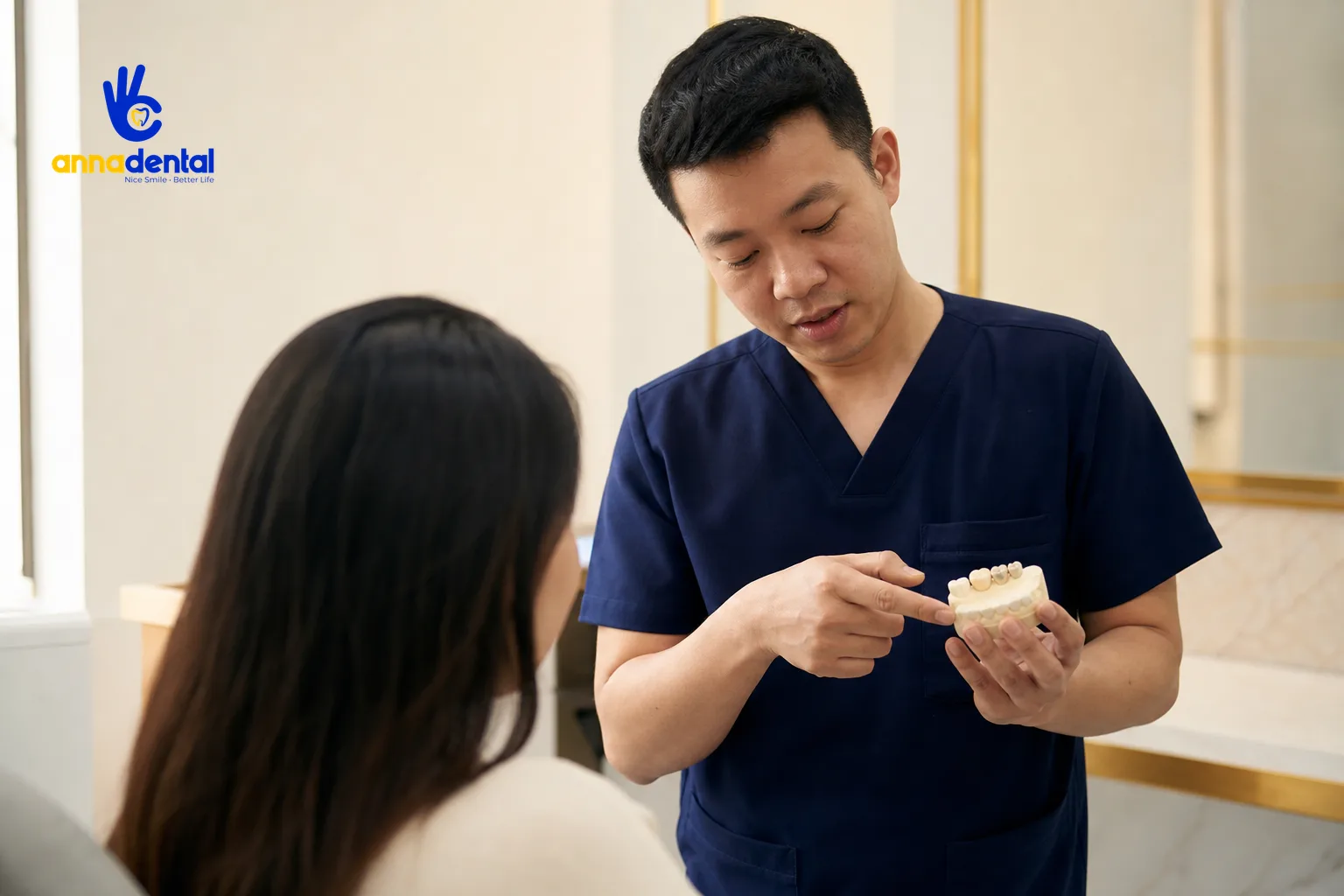 Bác sĩ chỉnh nha đang tư vấn cho bệnh nhân về trường hợp bọc răng sứ có niềng được không