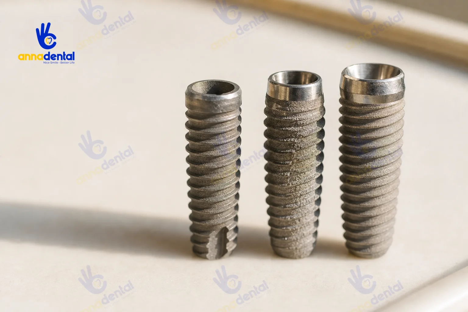 Ảnh macro so sánh các loại implant trên khay sạch tại phòng khám