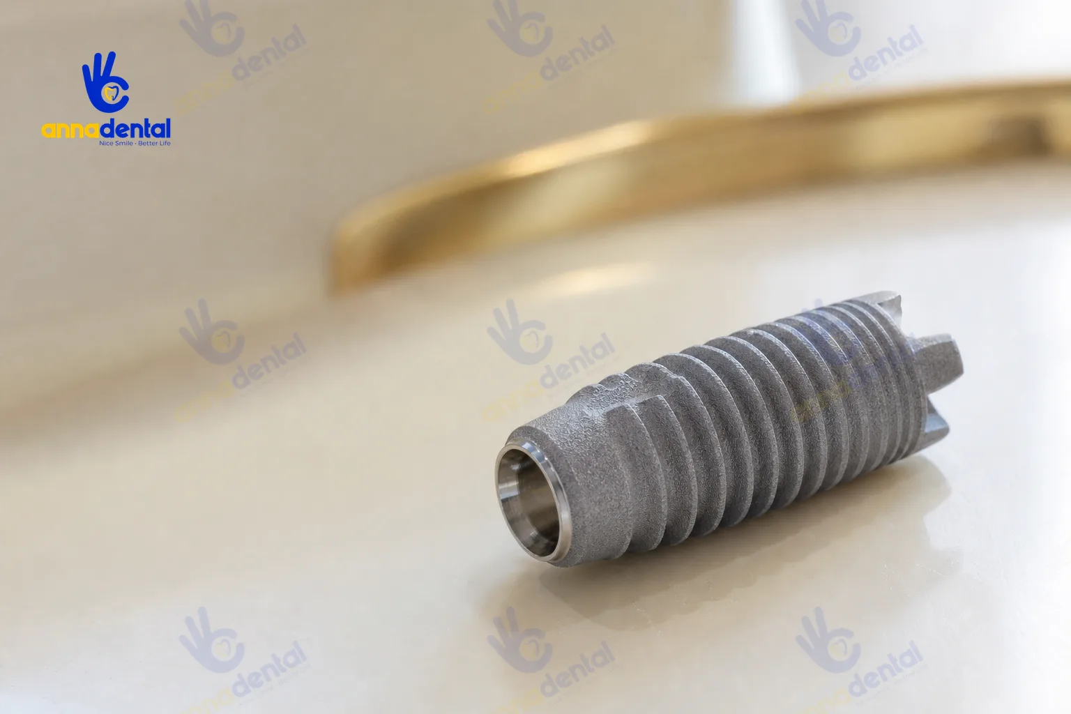 Cận cảnh cấu trúc ren và bề mặt nhám của một trụ implant thật