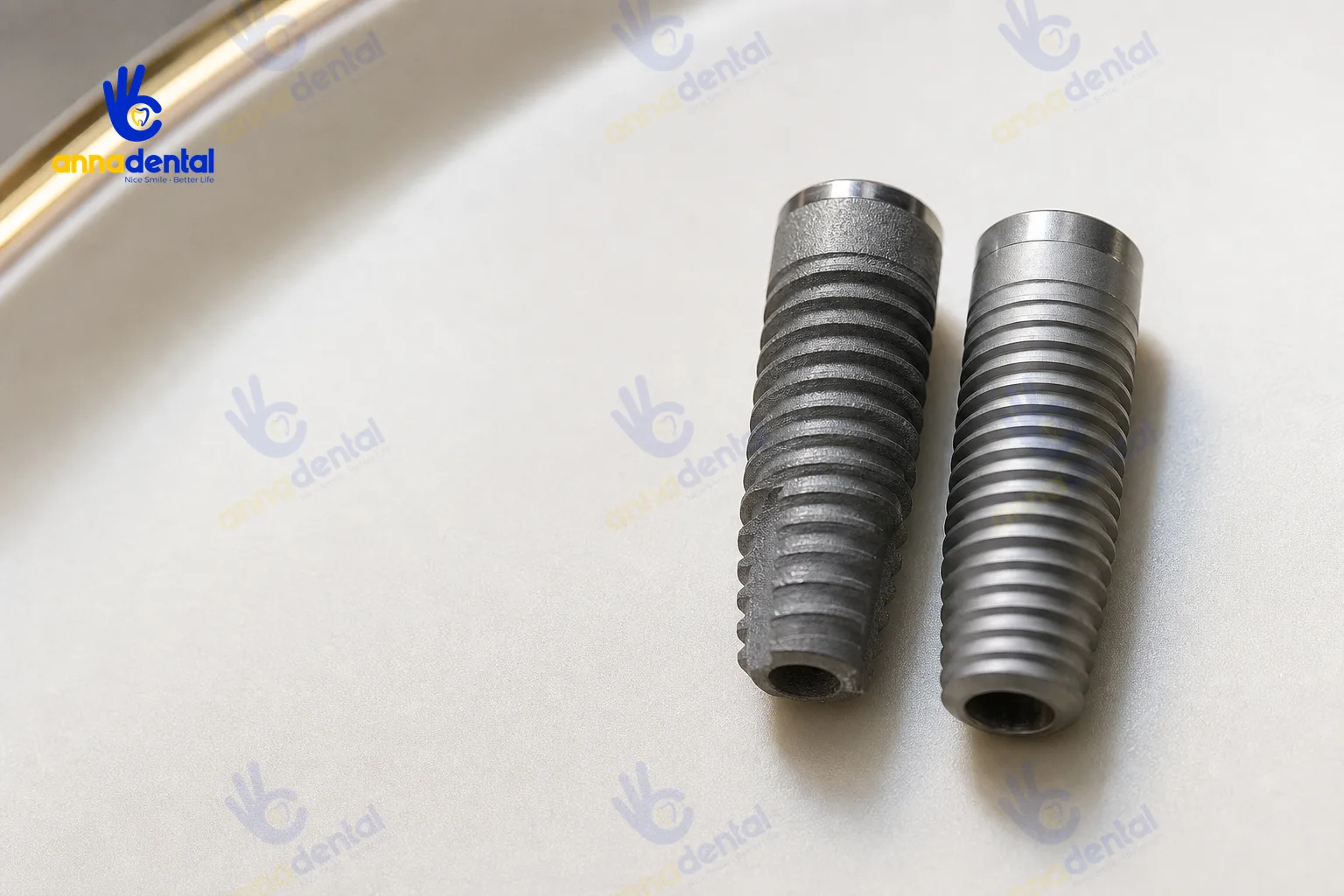 Cận cảnh đặc điểm bề mặt trụ Kontact Pháp và một trụ Mỹ trên khay trơn