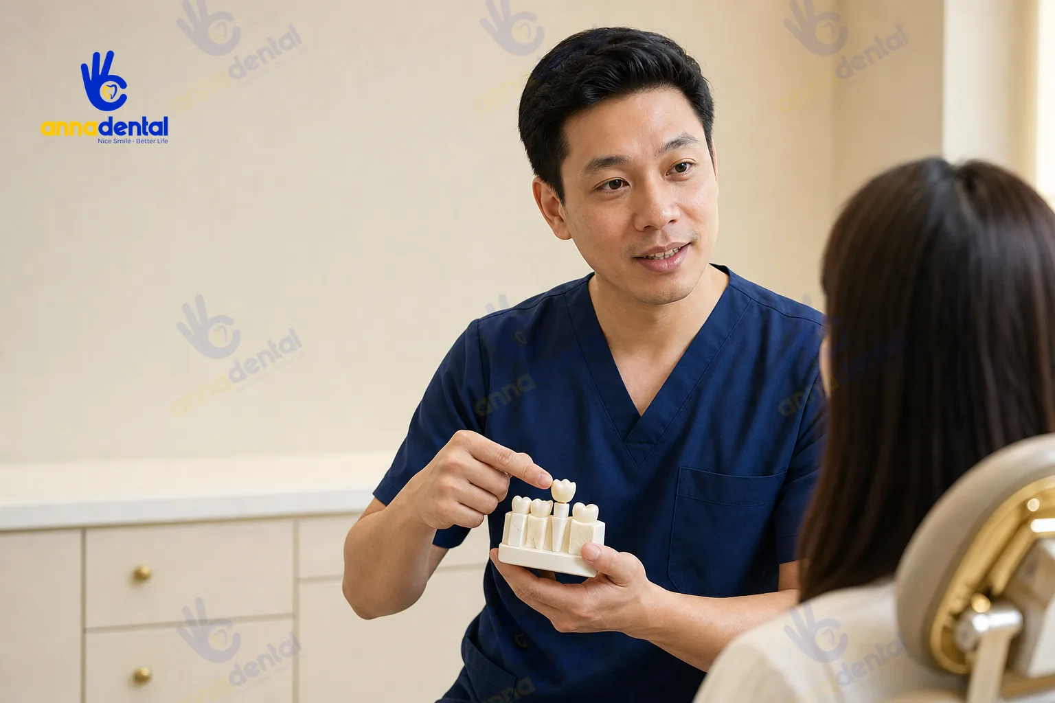Bác sĩ tư vấn cách nhận biết răng sứ chính hãng cho bệnh nhân