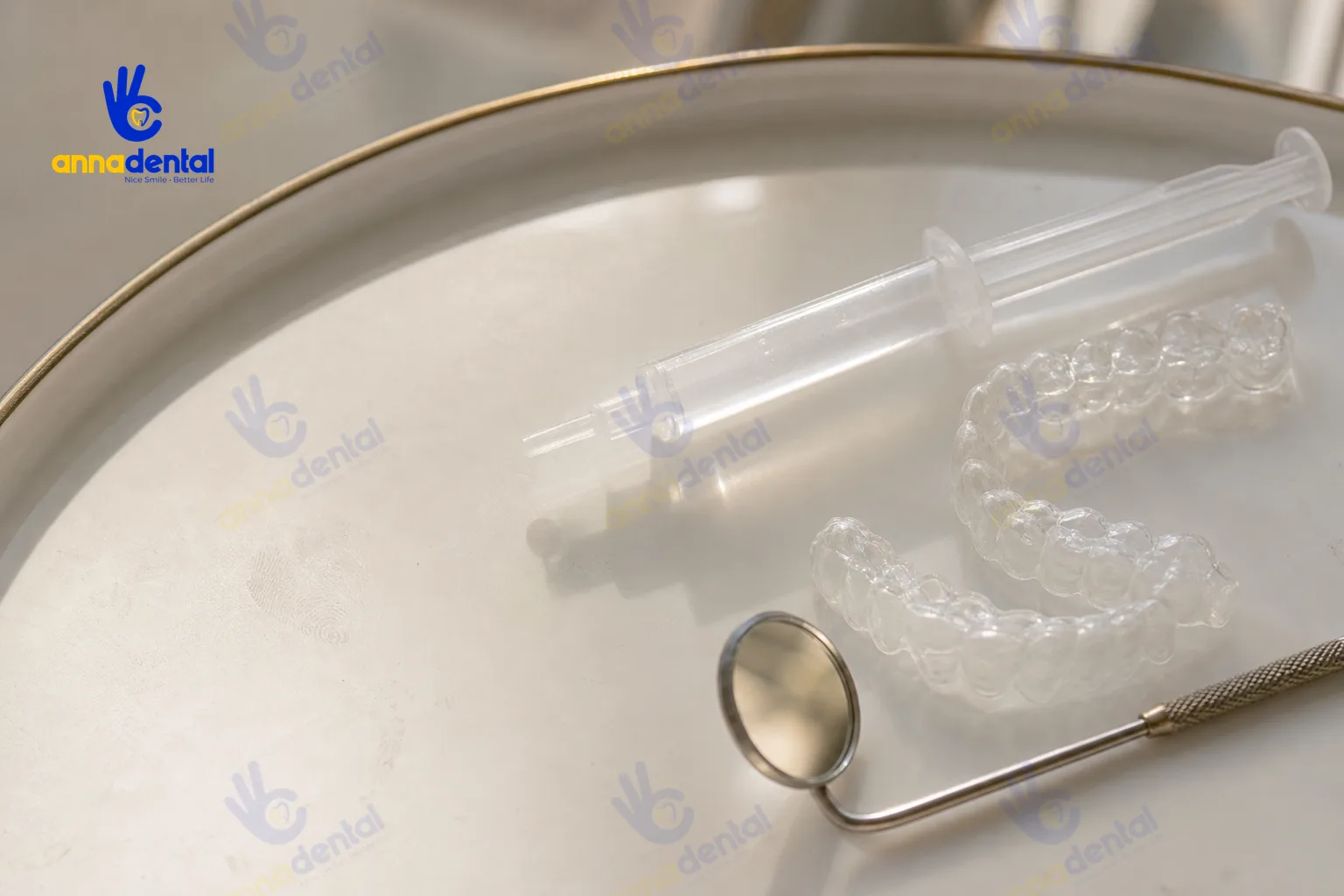 Bộ dụng cụ máng tẩy trắng và gel tại nha khoa trên khay không có nhãn mác