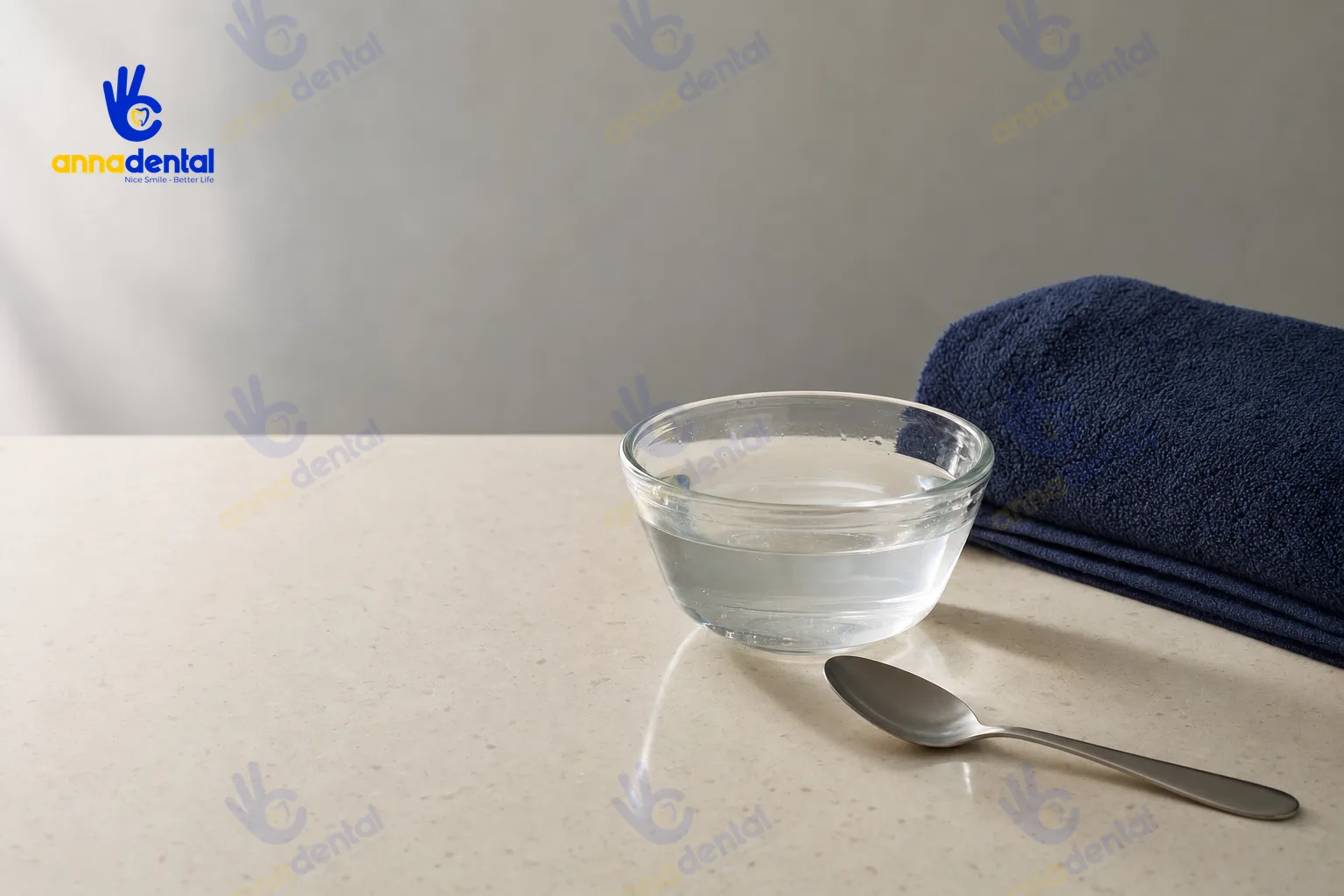 Ly nước muối ấm dùng trong cách trị nhức răng tại nhà