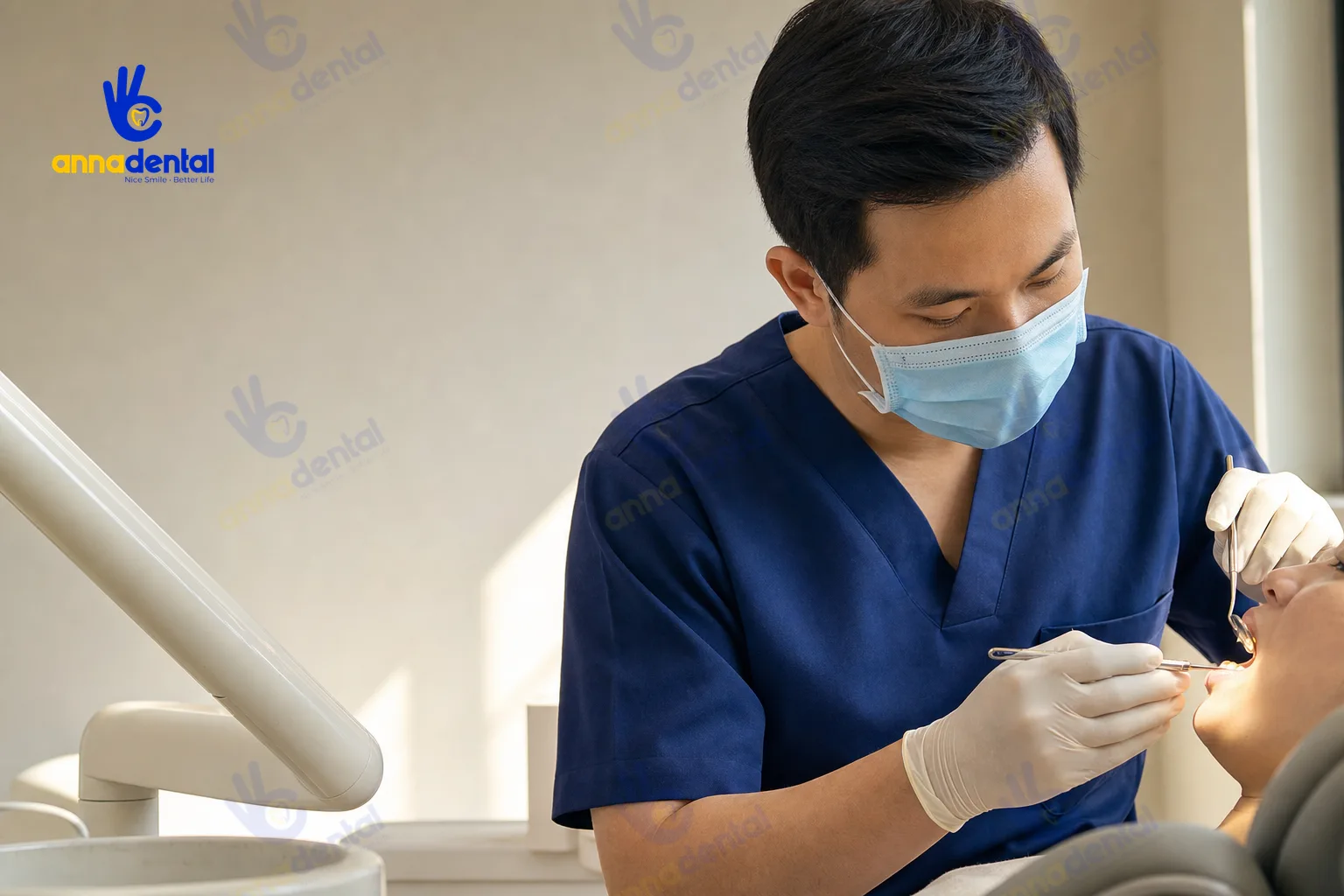 Bác sĩ kiểm tra nhức răng nặng cần điều trị tại nha khoa