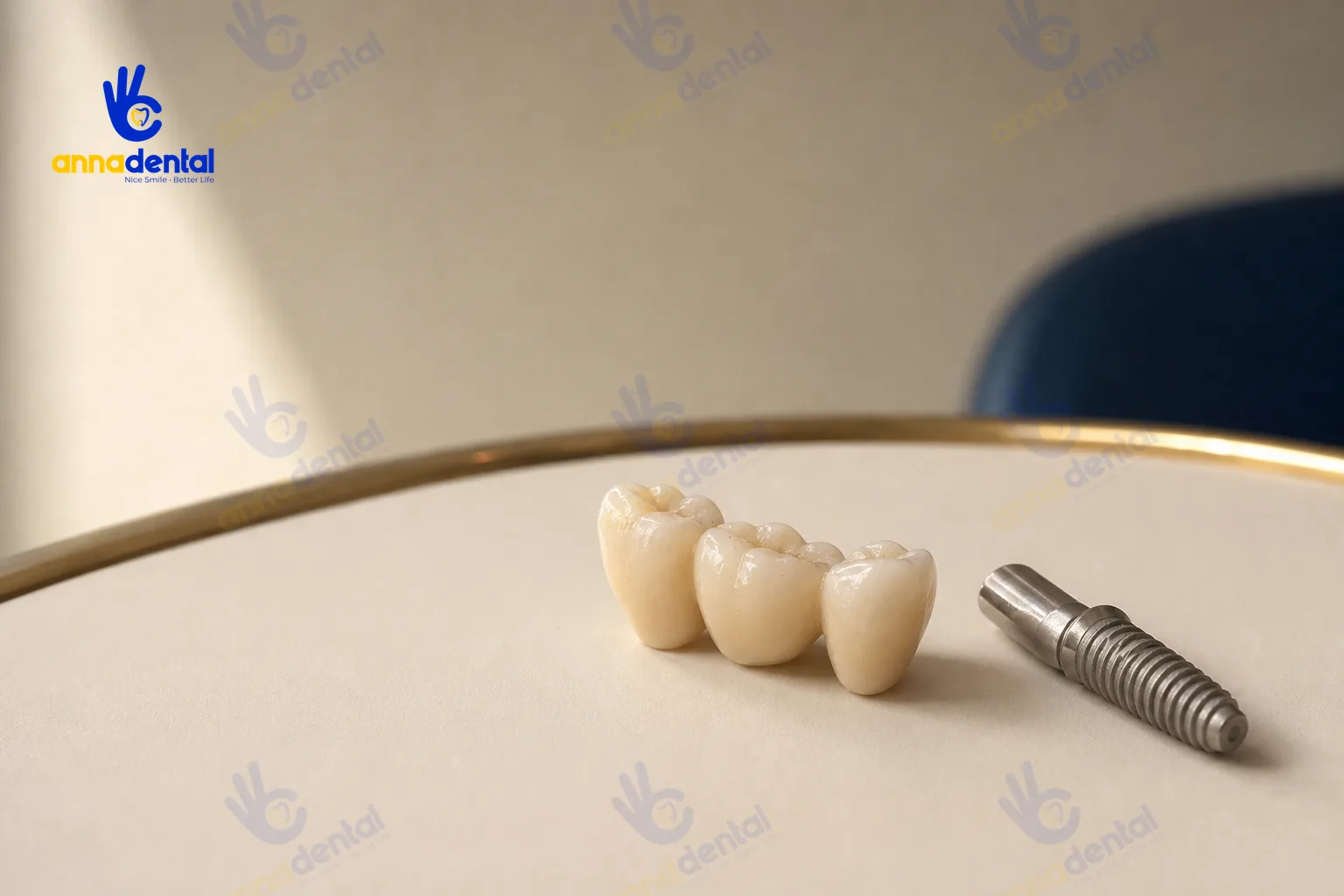 Cầu răng sứ hay implant đặt cạnh nhau trên khay trình bày sạch sẽ