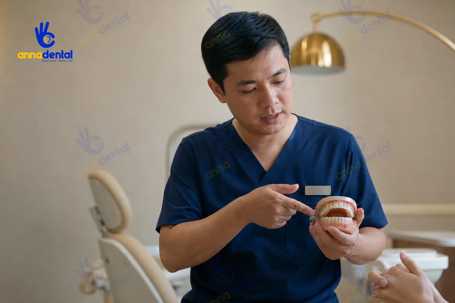 Bác sĩ tư vấn cho bệnh nhân về phương án làm cầu răng sứ