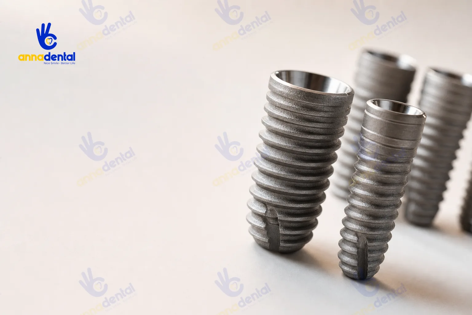 Cận cảnh nhiều trụ implant Titanium với ren xoắn và bề mặt nhám