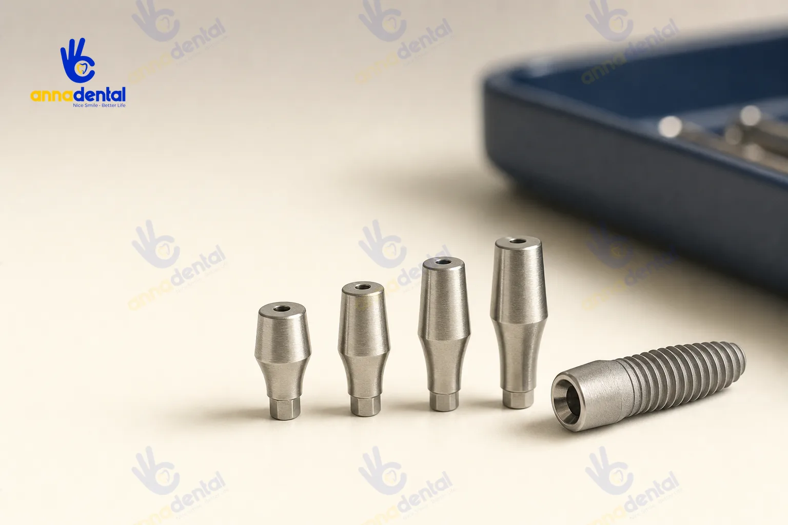 Các healing abutment nhiều chiều cao khác nhau cạnh trụ implant