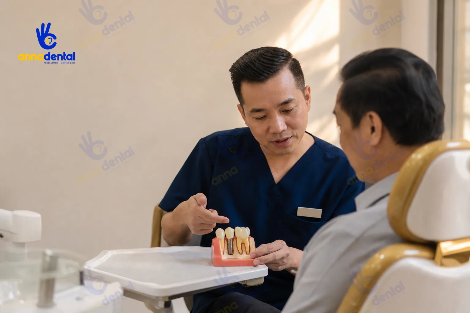 Bác sĩ tư vấn quy trình cấy ghép implant tức thì cho bệnh nhân