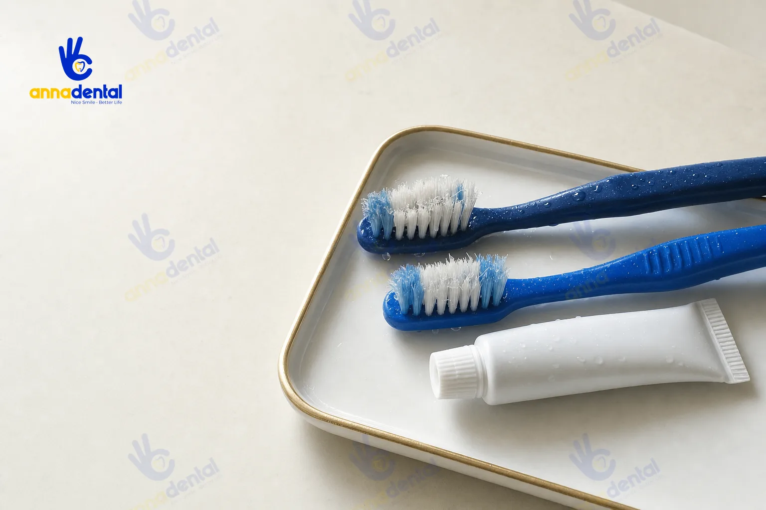 Cận cảnh bàn chải lông mềm và kem đánh răng chứa fluoride
