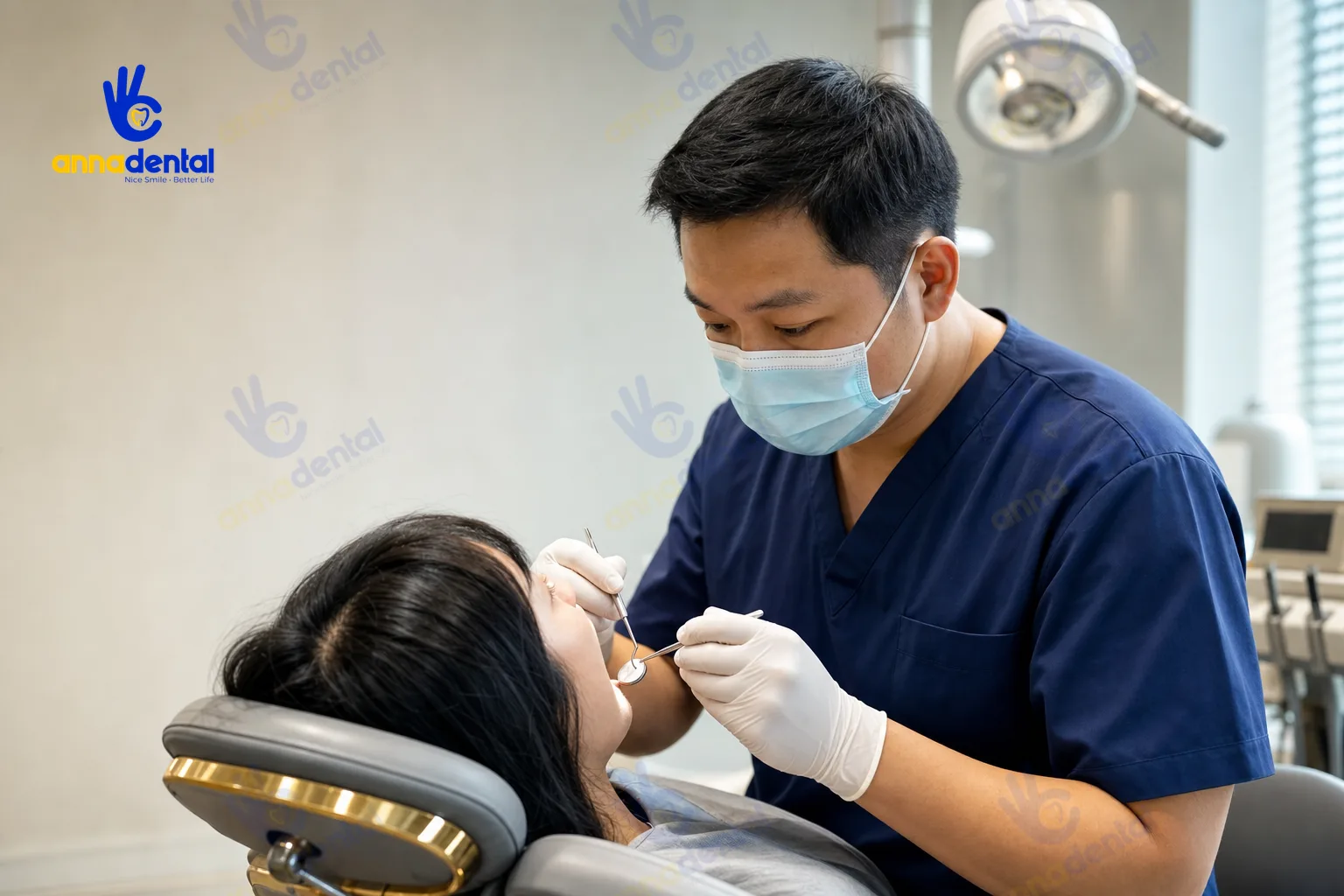 Bác sĩ nha khoa kiểm tra nướu bệnh nhân bị chảy máu chân răng