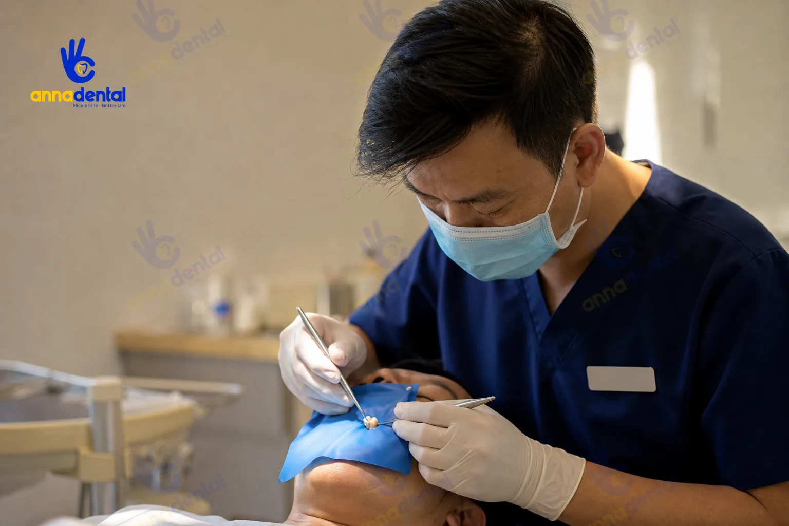 Bác sĩ đang đặt đế cao su cách ly khi chữa tủy răng cửa