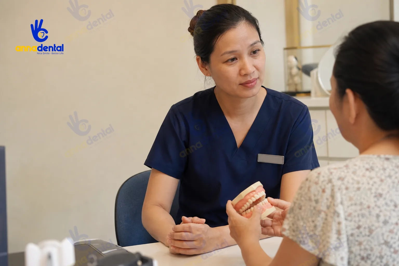 Bác sĩ nha khoa tư vấn trực tiếp điều trị cười hở lợi cho bệnh nhân