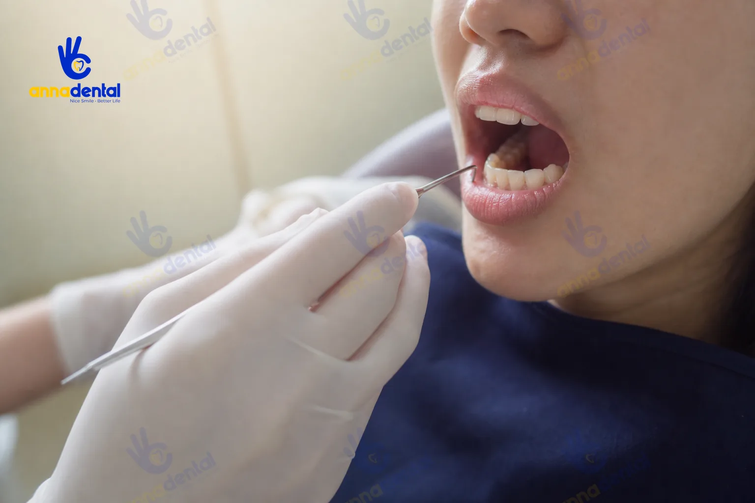 Bác sĩ kiểm tra đau răng bằng công cụ tay không nhìn thấy mắt bệnh nhân