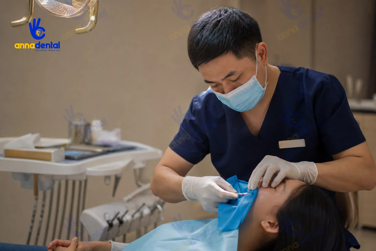 Bác sĩ đang đặt đế cao su cách ly vào răng trước khi điều trị tủy