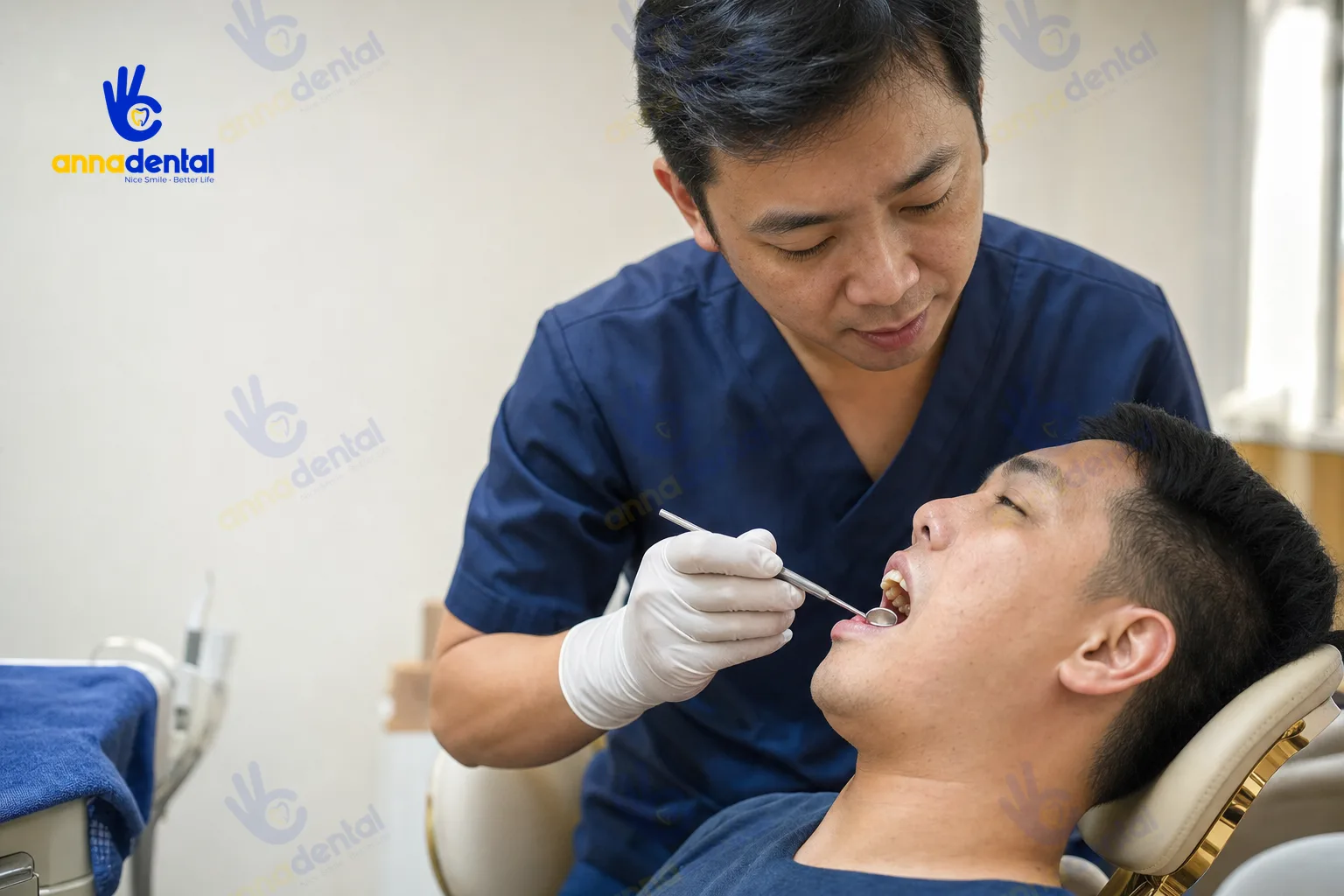 Bác sĩ nha khoa kiểm tra răng ê buốt cho bệnh nhân trên ghế điều trị