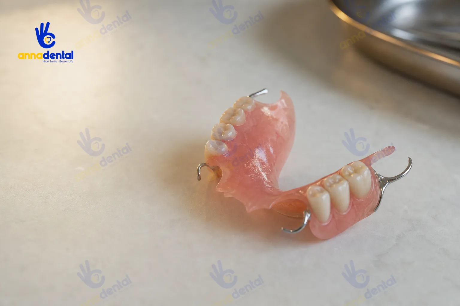 Cận cảnh hàm tháo lắp trên nền trắng ngà, thể hiện rõ cấu tạo răng và nền hàm