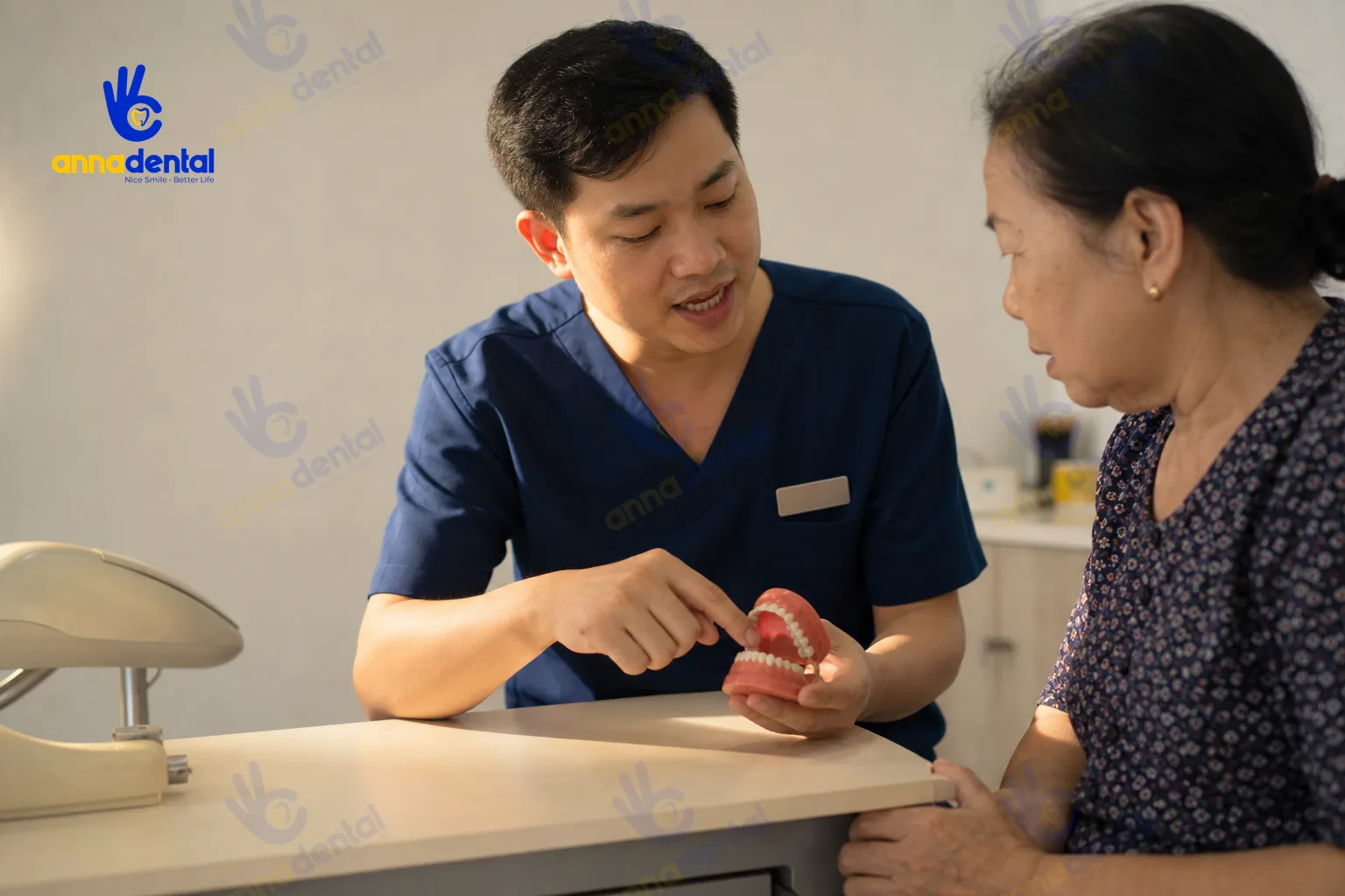 Bác sĩ tư vấn về quy trình làm hàm tháo lắp cho bệnh nhân lớn tuổi tại phòng khám