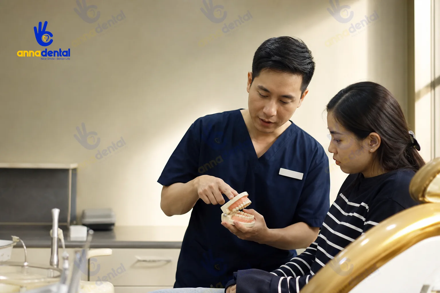 Bác sĩ tư vấn về mốc tuổi niềng răng thuận lợi trong phòng khám