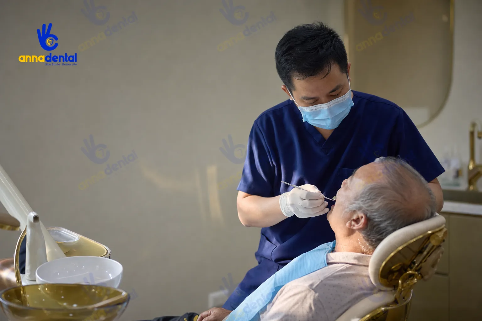 Nha sĩ khám răng cho bệnh nhân lớn tuổi bị khô miệng kéo dài