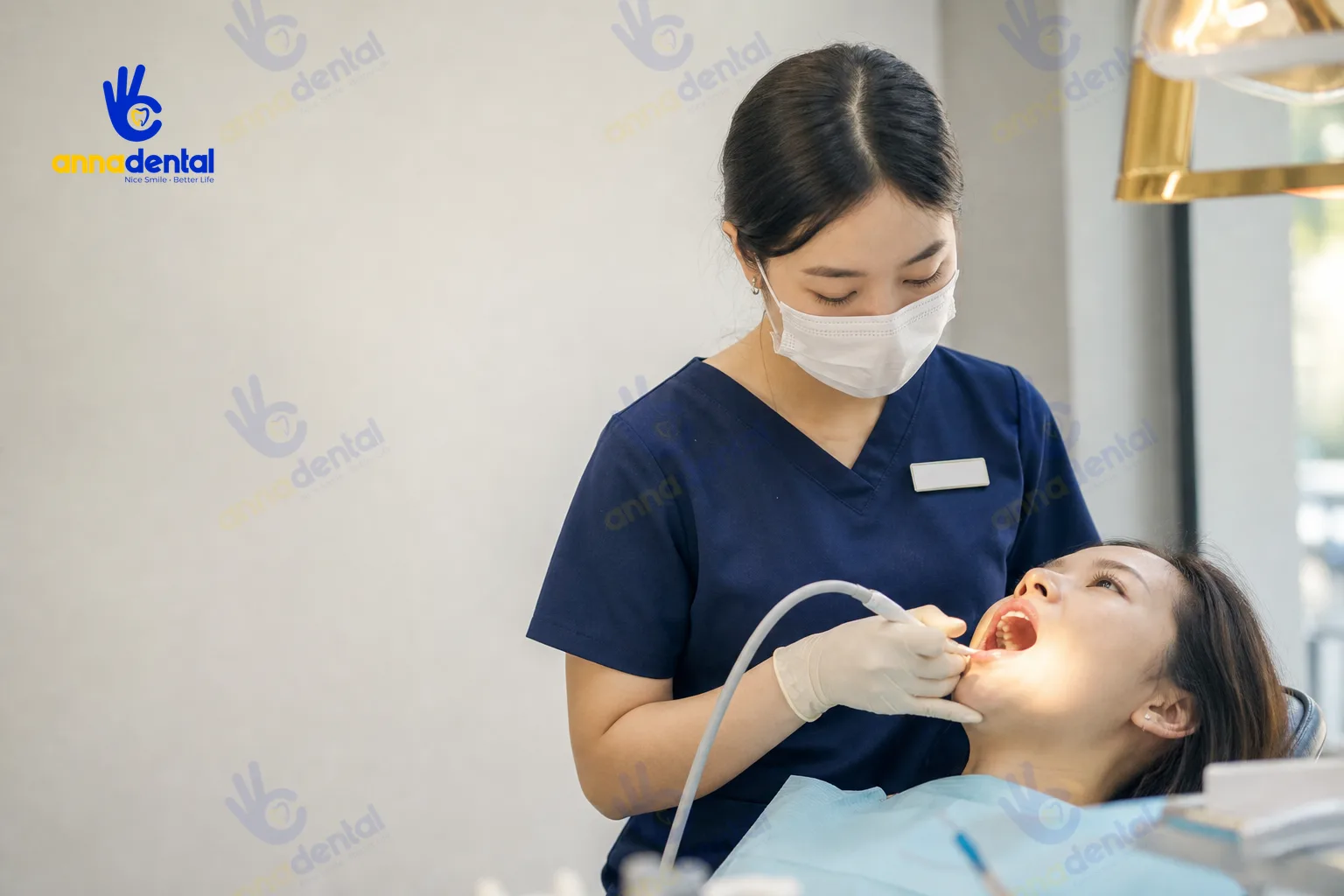 Bác sĩ đang lấy cao răng cho bệnh nhân tại phòng khám hiện đại.