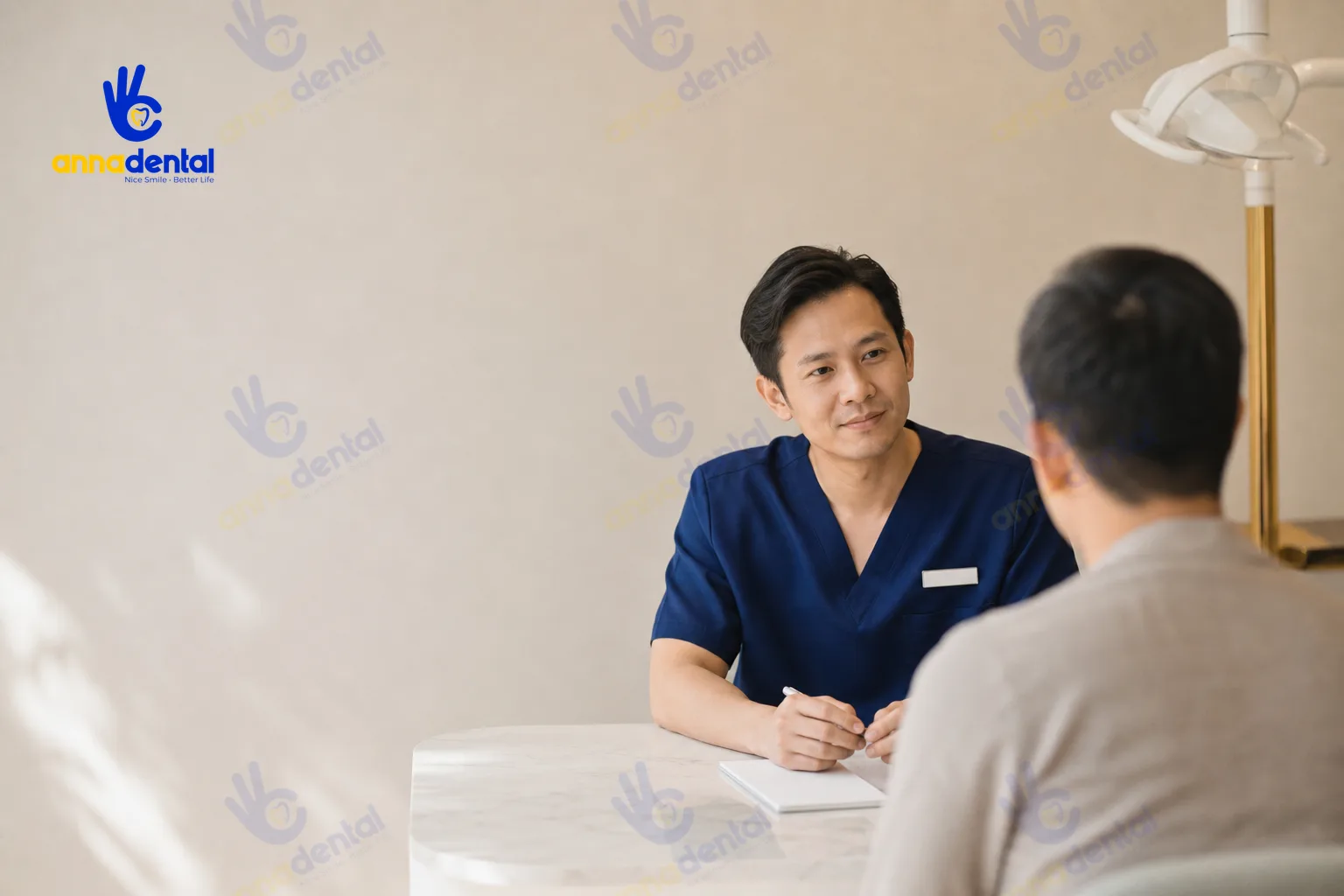 Bệnh nhân trao đổi riêng với bác sĩ nha khoa về lưu ý khi lấy cao răng.