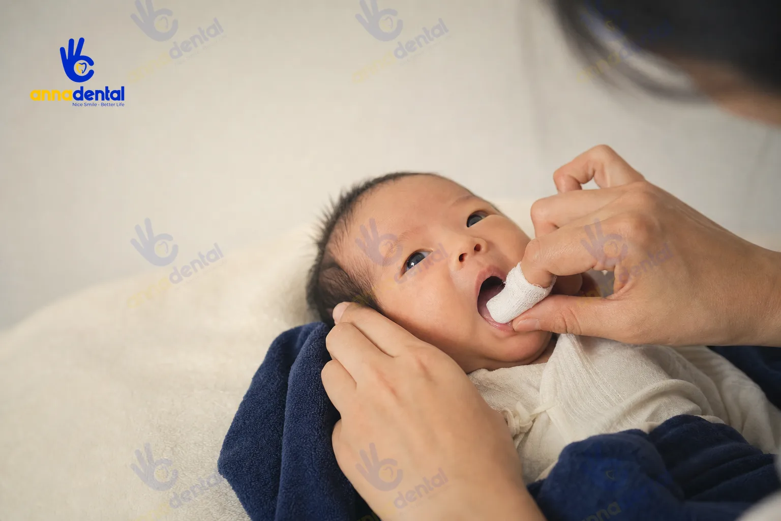 Người lớn dùng gạc mềm vệ sinh lưỡi cho trẻ sơ sinh