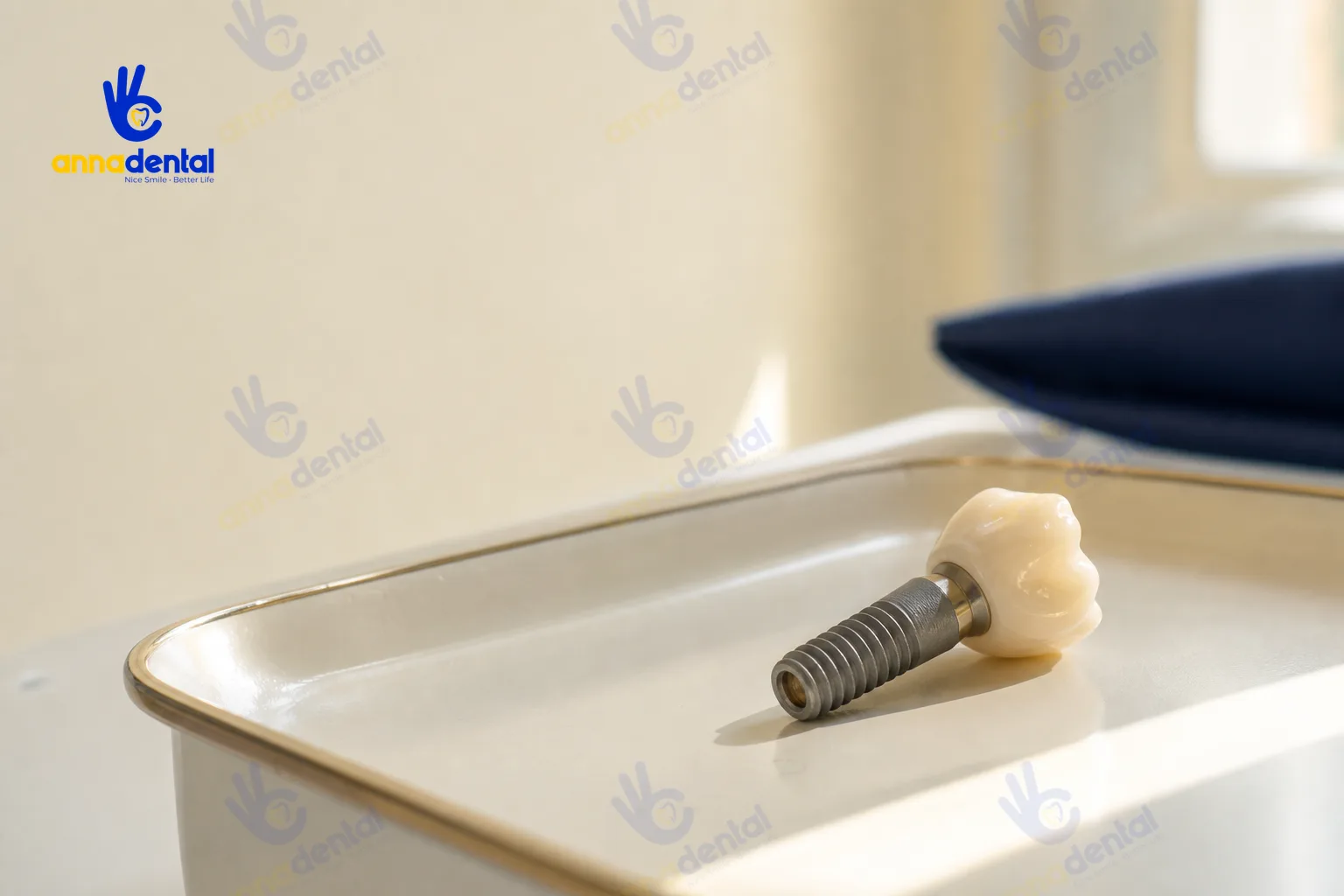 Ảnh implant và mão răng sứ cho ca mất răng lâu năm trồng implant đặt trên khay
