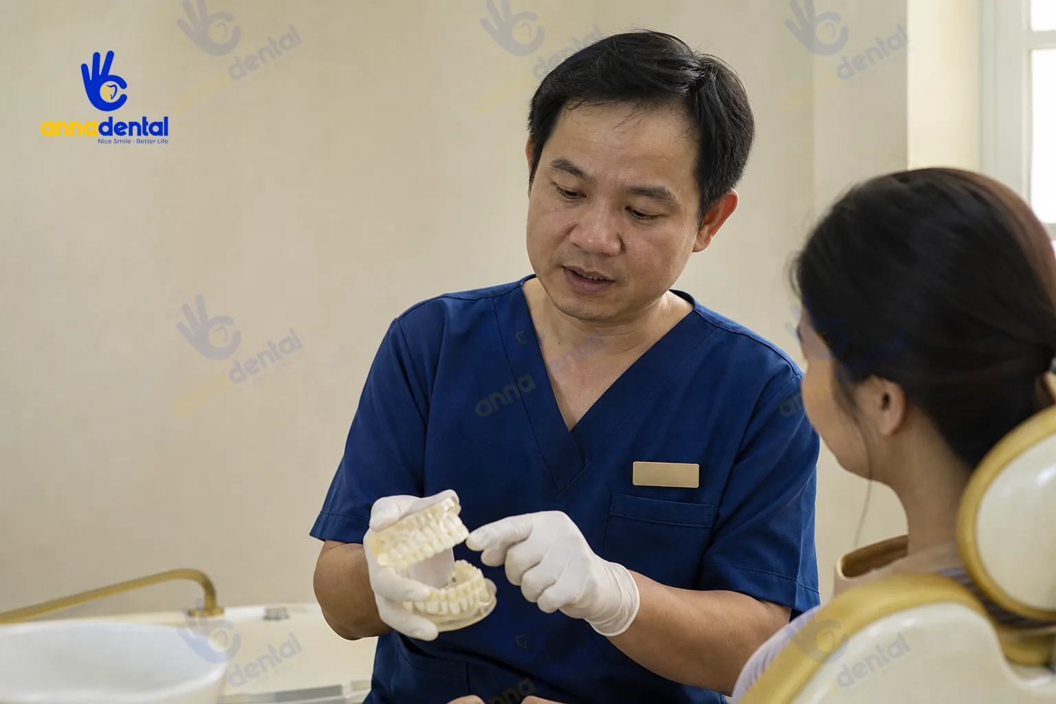 Bác sĩ tư vấn quy trình mất răng lâu năm trồng implant với mô hình hàm thực tế