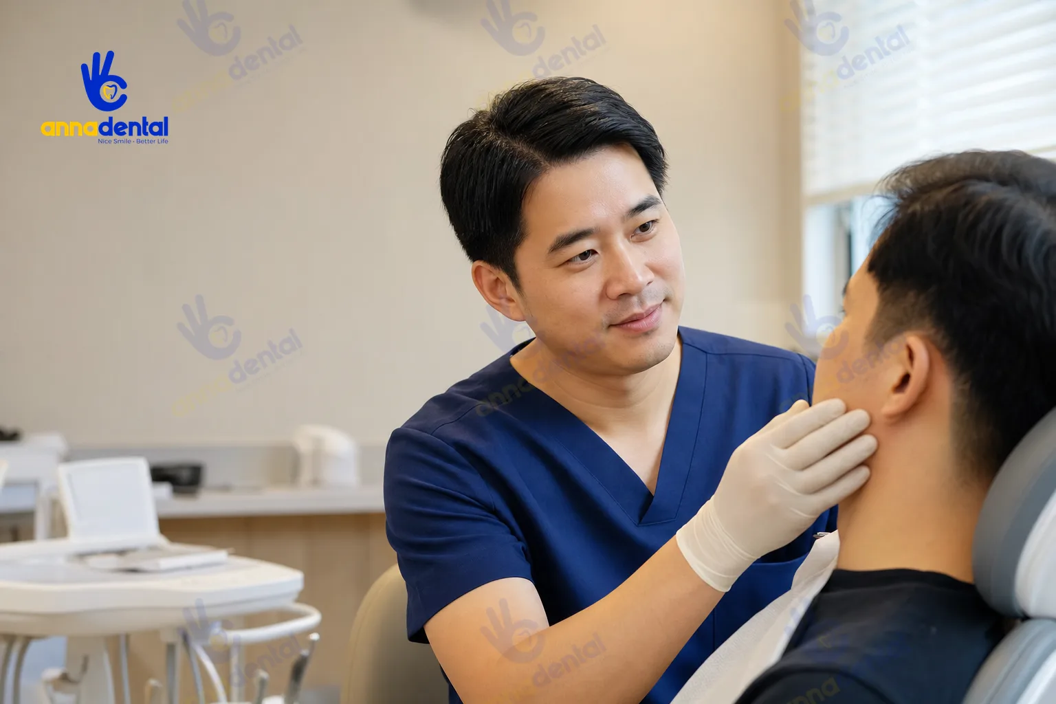 Bác sĩ kiểm tra sưng đau sau phẫu thuật nâng xoang hở