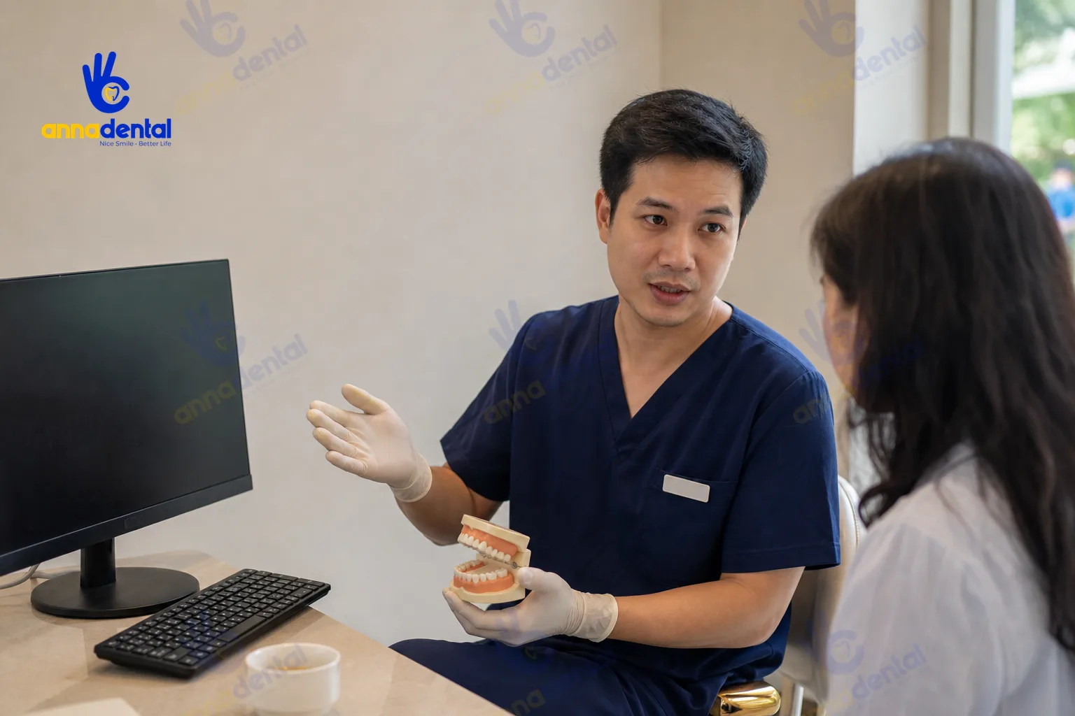 Bác sĩ tư vấn bảo tồn răng thay vì nhổ cho bệnh nhân