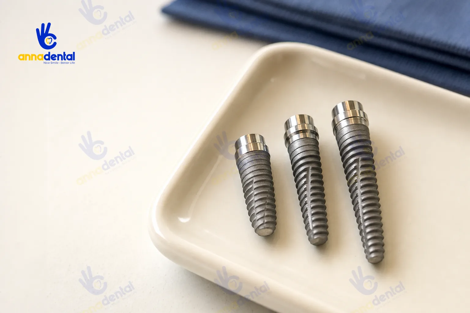 Ba trụ Implant titan đặt cạnh nhau minh họa các mốc thời điểm cấy
