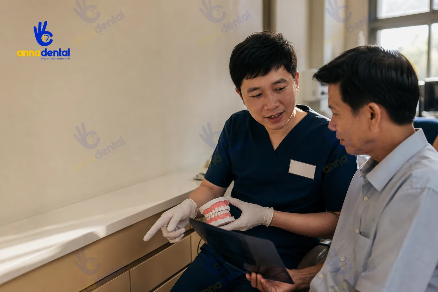 Bác sĩ tư vấn với bệnh nhân về việc có nên nhổ răng khôn không