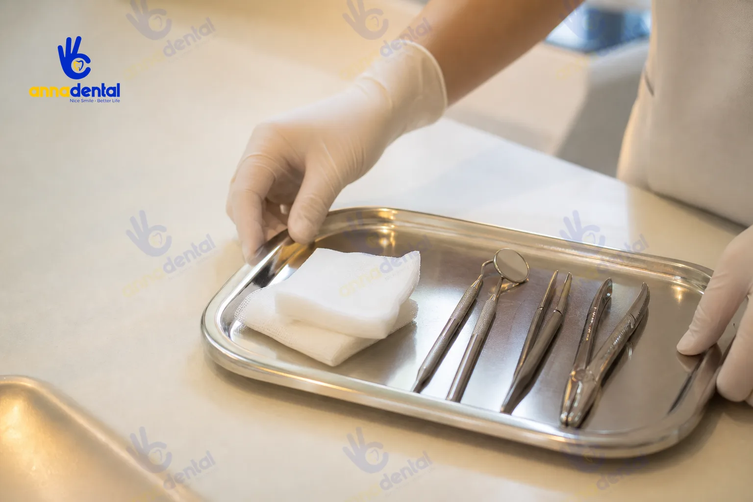 Khay dụng cụ và gạc sạch chuẩn bị cho ca nhổ răng khôn