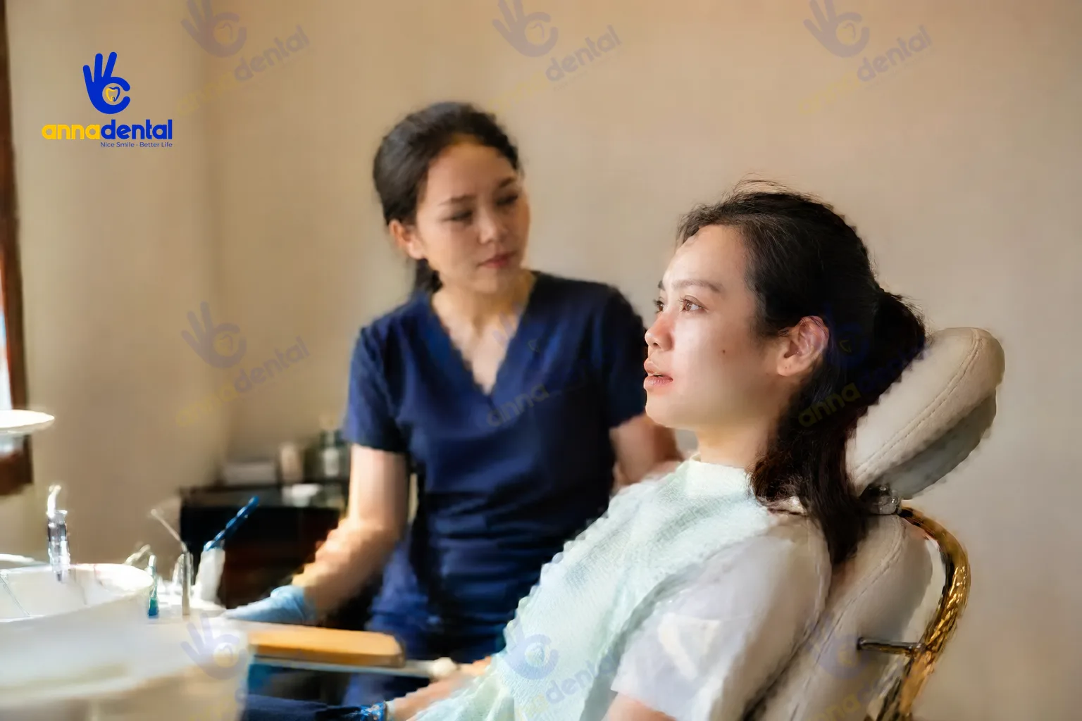 Bệnh nhân trò chuyện cùng bác sĩ về tình trạng ê buốt sau niềng răng
