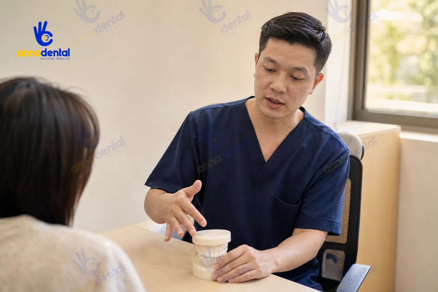 Bác sĩ đang tư vấn các giai đoạn niềng răng cho bệnh nhân