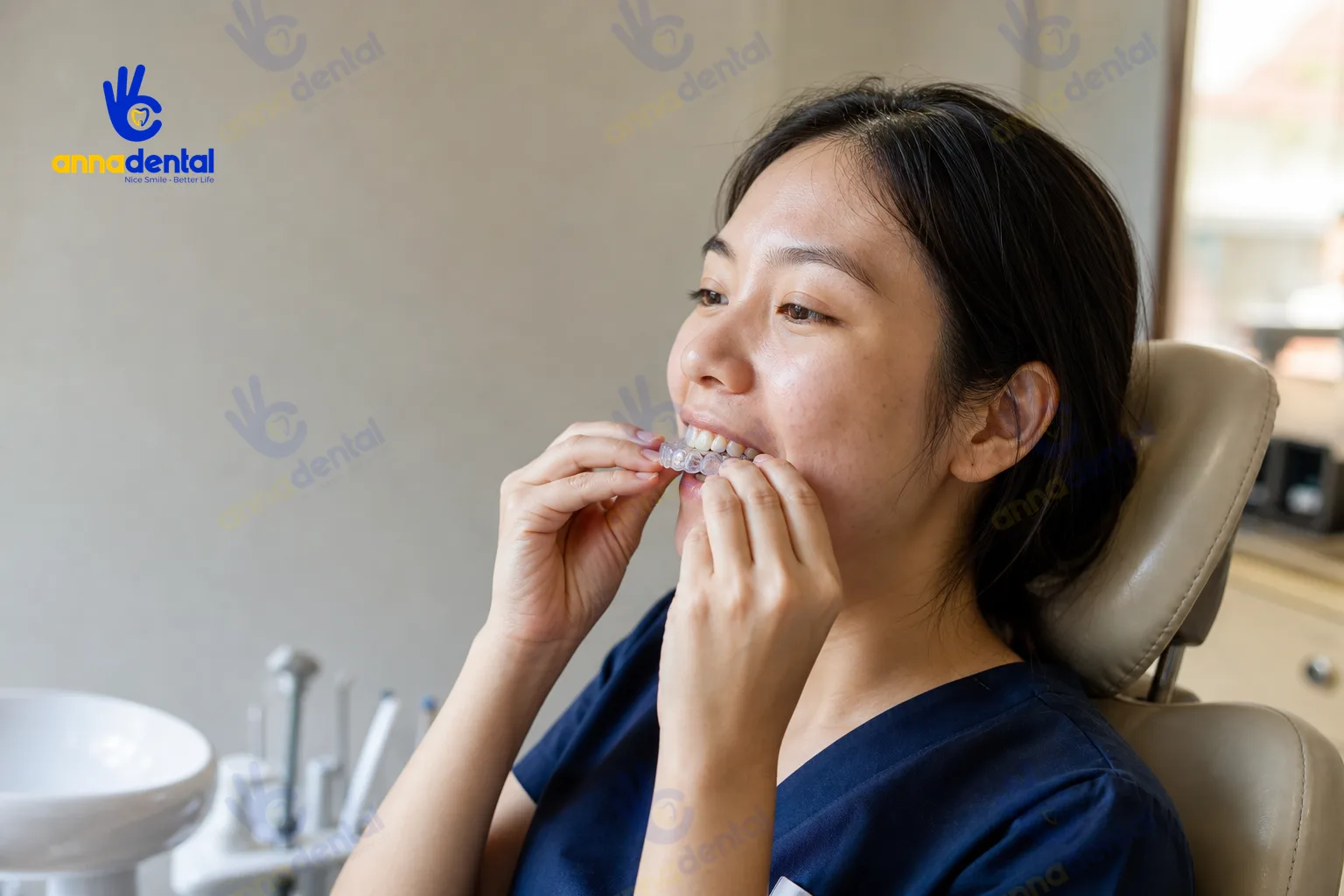 Người phụ nữ Việt đang tự đeo khay niềng răng trong suốt vào răng.
