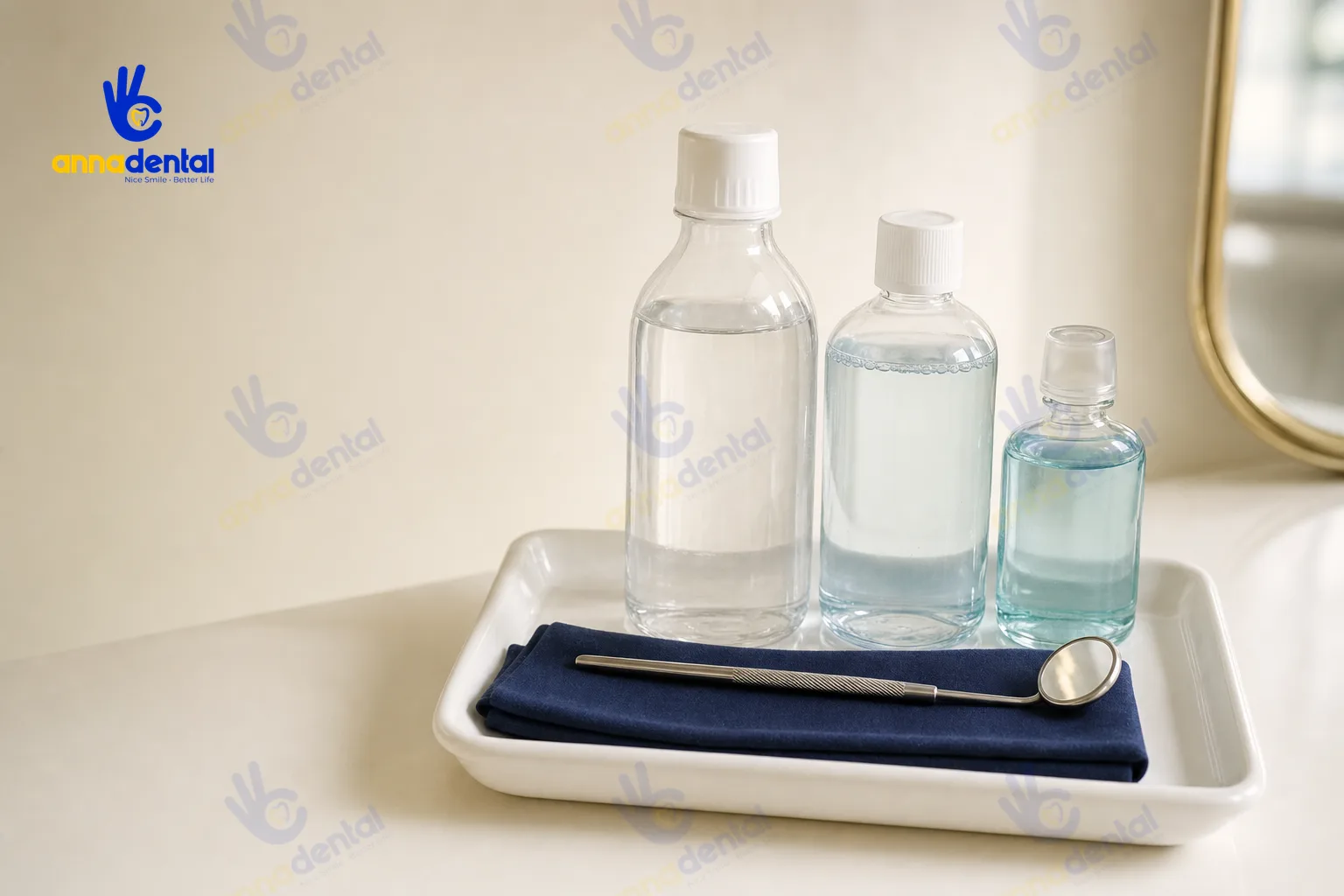 Ba loại dung dịch súc miệng khác nhau trên khay nha khoa