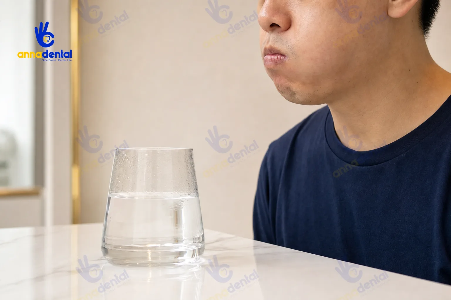 Người trưởng thành đang súc miệng bằng nước muối súc miệng