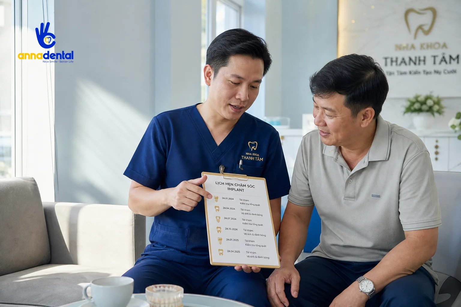 Bệnh nhân được bác sĩ tư vấn kỹ các mốc quan trọng trong quy trình trồng răng Implant