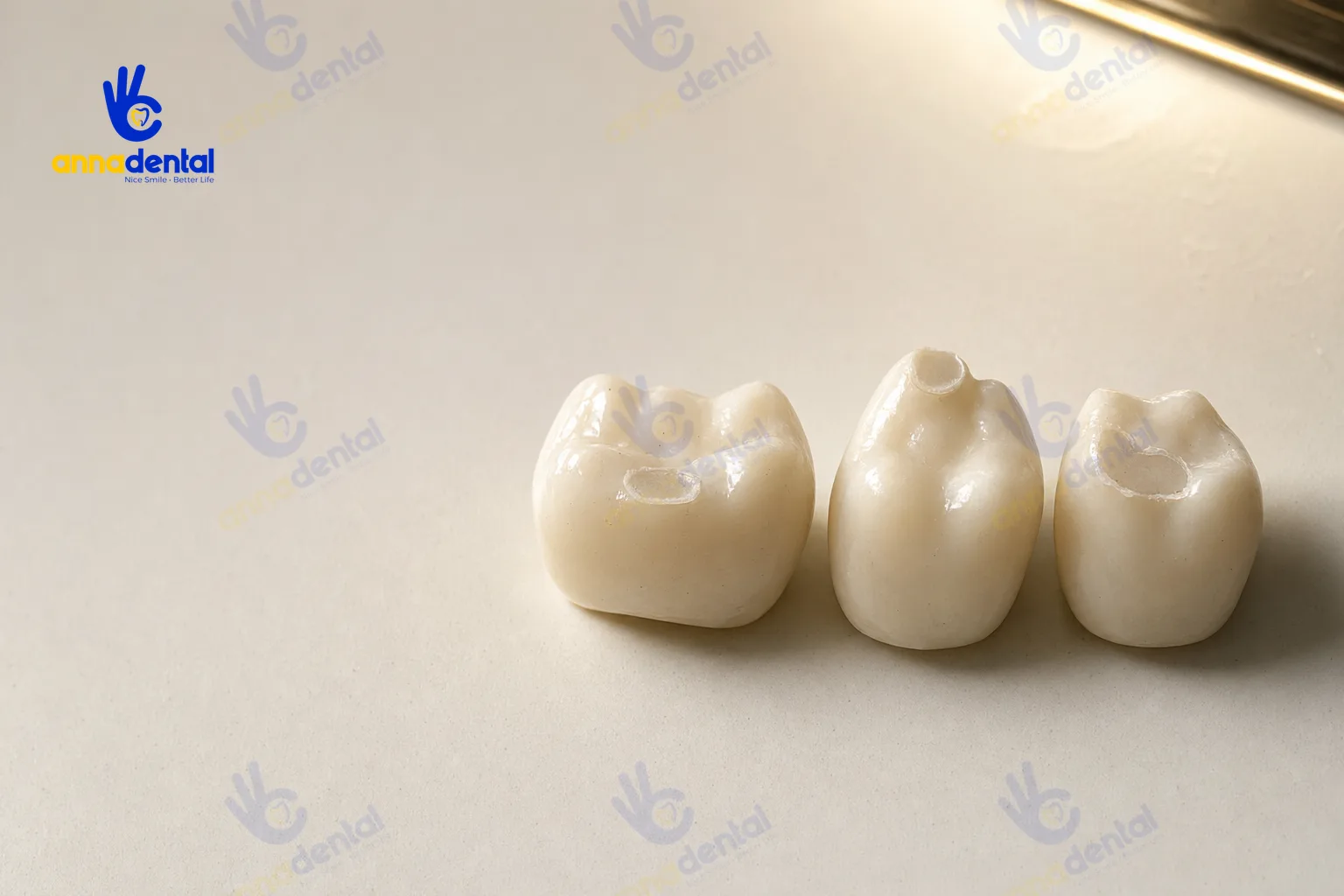 Ba mão răng sứ thể hiện khác biệt khớp cắn và độ cao