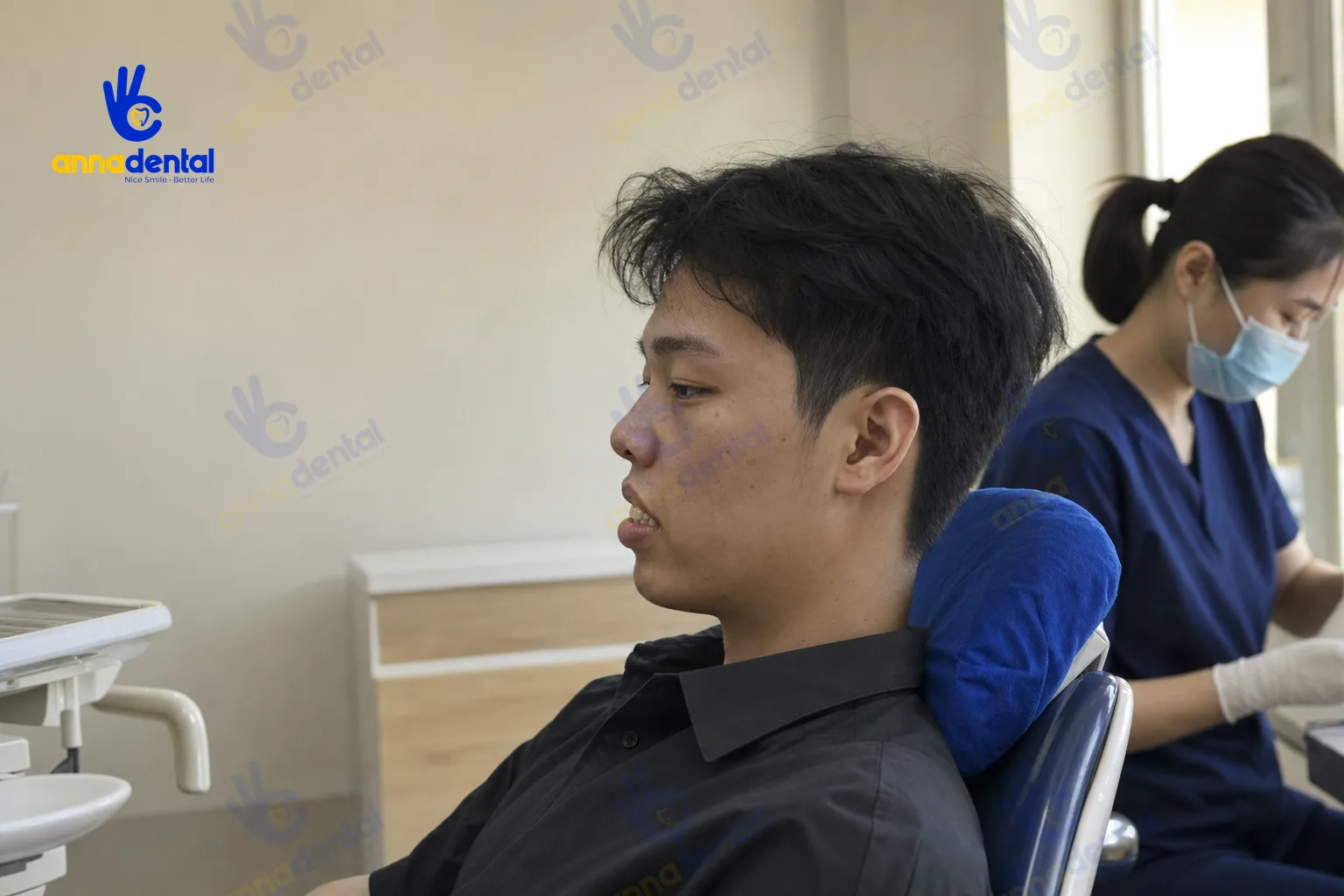 Người trưởng thành nhìn nghiêng cho thấy môi và răng hô rõ