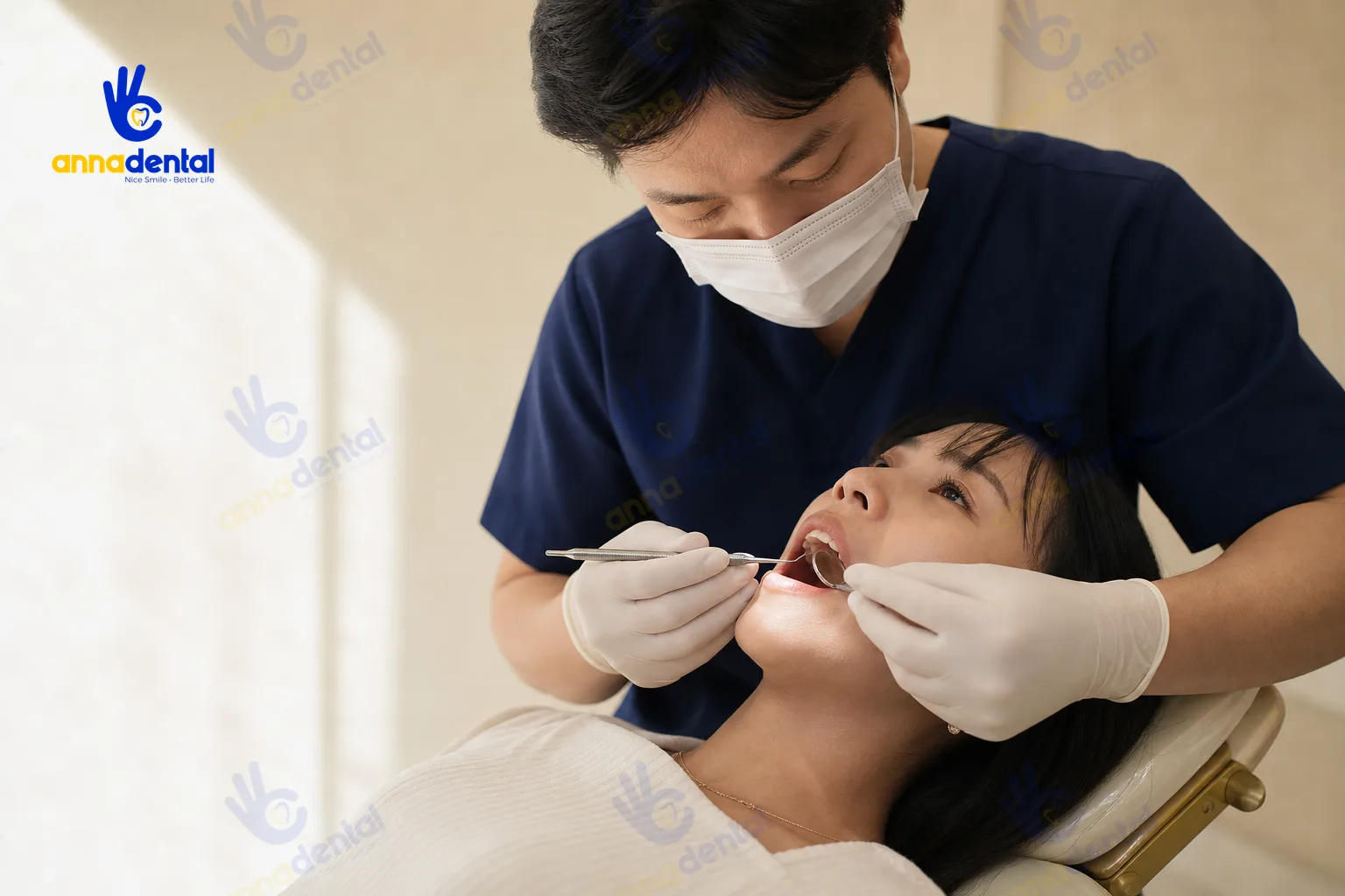 Bác sĩ nha khoa khám kiểm tra vị trí răng nanh cho trẻ nhỏ