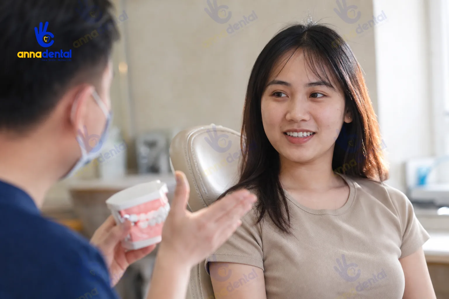 Nữ bệnh nhân cười nhẹ lộ rõ răng khểnh khi tư vấn nha khoa
